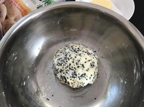 3、再加入黑芝麻揉匀。