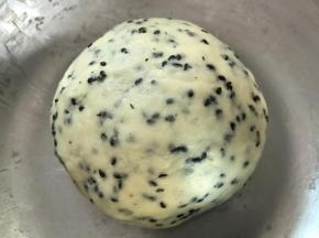 4、最后加入黄油揉成光滑的面团。