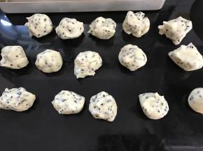 5、把面团匀分成25克/个。