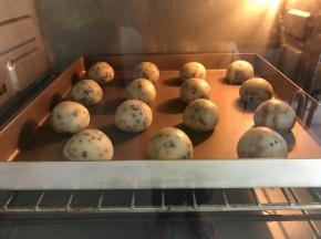 7、入预热好的烤箱，上火180度，下火160度，25分钟左右。