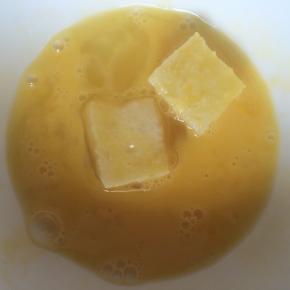 将吐司块裹上鸡蛋液。