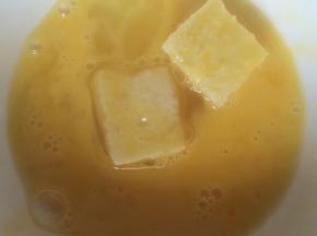 将吐司块裹上鸡蛋液。