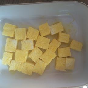 将裹满鸡蛋液的吐司块放入烤盘中。