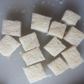 切成1cm左右的小块。