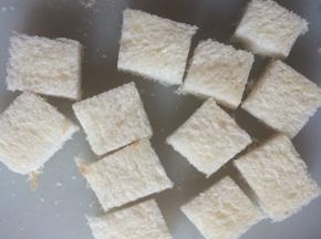 切成1cm左右的小块。