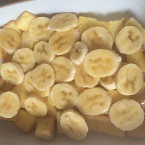 均匀的铺上一层香蕉片。