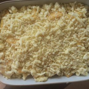 表面撒满芝士碎。