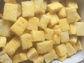 再铺一层吐司粒。