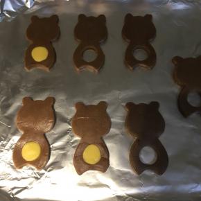 取出冰箱里的面片，浅咖啡色的印出熊的身体，大圆圈把原色面片印出圆形作它的肚皮。