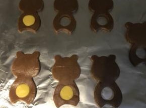 取出冰箱里的面片，浅咖啡色的印出熊的身体，大圆圈把原色面片印出圆形作它的肚皮。