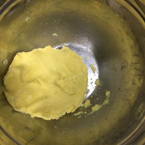 用刮刀翻拌成粗玉米粒状态后用手轻揉成团