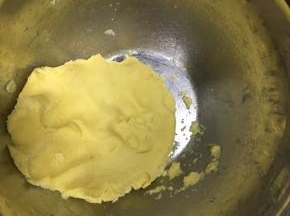 用刮刀翻拌成粗玉米粒状态后用手轻揉成团