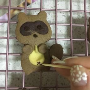 出炉～黑色巧克力放在裱花袋里隔水融化后裱出小熊的眼睛和嘴，小熊的肚子因为比较细，可以用牙签沾黑巧克力画上小叉作为肚脐眼