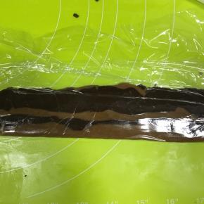 取一点两份加了可可颜色深度不一的面团，搓成条颜色间隔拼在一起，擀成同样厚度的面片，也用保鲜膜包起来放冰箱冷藏20分钟