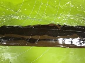 取一点两份加了可可颜色深度不一的面团，搓成条颜色间隔拼在一起，擀成同样厚度的面片，也用保鲜膜包起来放冰箱冷藏20分钟