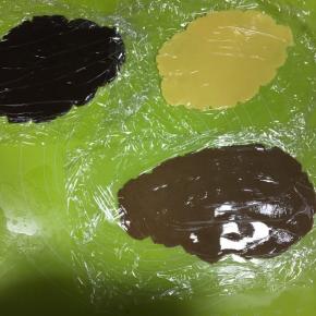 面团分为三份，其中两份比较小，另一份较大，较大的面团加入1g可可粉，轻轻地揉均匀，再取一份小面团加入剩下的4g可可粉，同样轻揉均匀，擀成2枚硬币厚度的面片，用保鲜膜包起来放冰箱冷藏20分钟