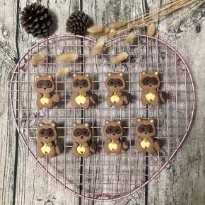 白色巧克力力隔水融化后裱出小熊的小耳朵圈