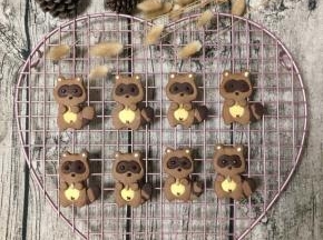 白色巧克力力隔水融化后裱出小熊的小耳朵圈