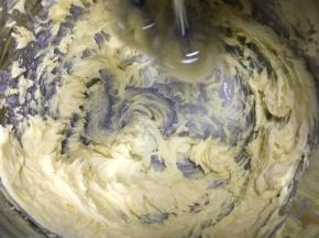 黄油室温软化后分两次加入糖粉，用电动蛋蛋器打发至呈羽毛状