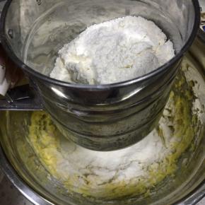 低筋面粉过筛加入到黄油蛋液混合物中