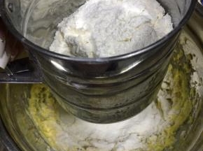低筋面粉过筛加入到黄油蛋液混合物中