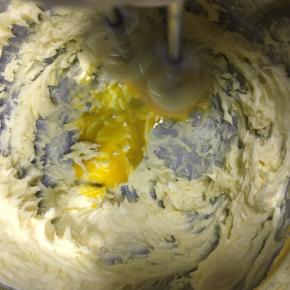 接着分三次加入全蛋液打发，每一次都要打发到蛋液和黄油全部融合