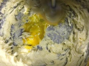 接着分三次加入全蛋液打发，每一次都要打发到蛋液和黄油全部融合