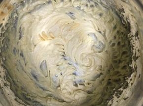 打好的黄油蛋液，状态蓬松