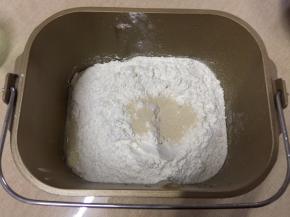 面包桶内加入所有材料（黄油和椰蓉除外）