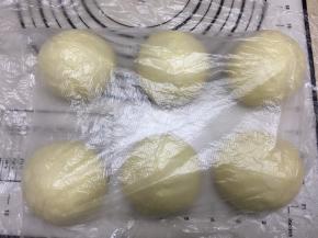 将面团分成3等份，揉圆后盖保鲜膜静置10分钟（一次做两份，所以图片是6等份）