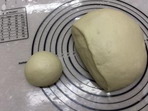 切出一块面团，揉圆静置30秒