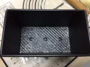 吐司模底部撒适量的椰蓉