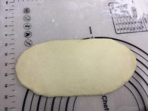 静置完后，把面团分别往将面团擀成长舌状