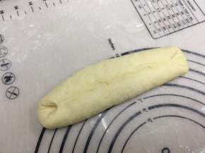 两边往中间折，稍微捏一下接口位置