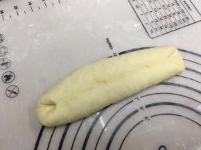 两边往中间折，稍微捏一下接口位置