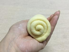 从上往下卷，收口要捏紧，卷2.5-3圈为宜