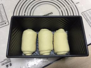 收口向下，同向码入土司盒内