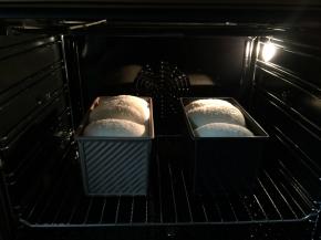 送进预热好的烤箱下层，上下火160度，35分钟