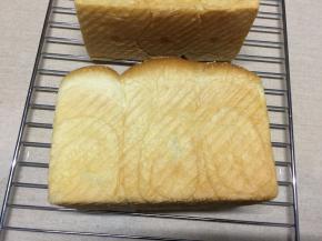 烤制完毕后马上取出，轻震一下，脱模侧放在网架上晾凉