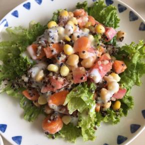 盛出到盘子里，生菜叶子打底，再舀出其他食材