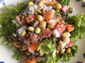 盛出到盘子里，生菜叶子打底，再舀出其他食材