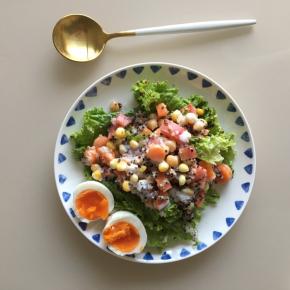 冷水下锅煮一个白水煮蛋，切开放在沙拉盘子边上，喜欢溏心蛋的可以少煮几分钟，由于男朋友不爱糖心蛋，我就煮熟啦