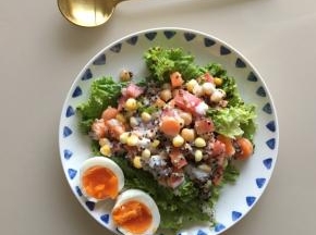 冷水下锅煮一个白水煮蛋，切开放在沙拉盘子边上，喜欢溏心蛋的可以少煮几分钟，由于男朋友不爱糖心蛋，我就煮熟啦