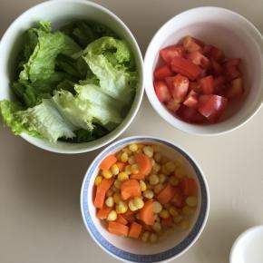生菜撕小，西红柿洗净切丁，玉米剥粒、胡萝卜切丁，玉米和胡萝卜用沸水汆一下，捞出