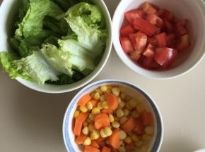 生菜撕小，西红柿洗净切丁，玉米剥粒、胡萝卜切丁，玉米和胡萝卜用沸水汆一下，捞出