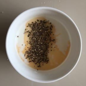 调沙拉汁：我做的是低脂沙拉汁，用酸奶代替沙拉酱，酸奶+苹果醋+黑胡椒，混合均匀即可