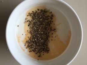 调沙拉汁：我做的是低脂沙拉汁，用酸奶代替沙拉酱，酸奶+苹果醋+黑胡椒，混合均匀即可