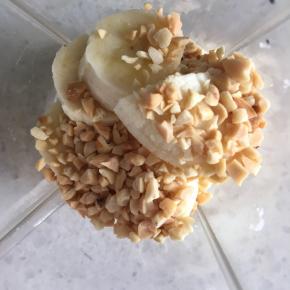 香蕉切块放入料理机，花生碎也放入