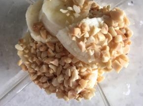 香蕉切块放入料理机，花生碎也放入