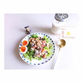 开吃吧～低脂健康沙拉，配上顺滑冰凉奶昔，夏日午餐就是那么简单清爽还不失口感～